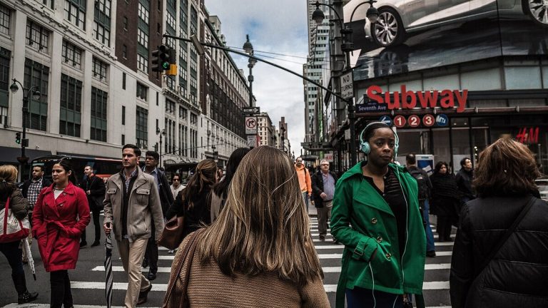 도심 인파가 오가는 거리 풍경