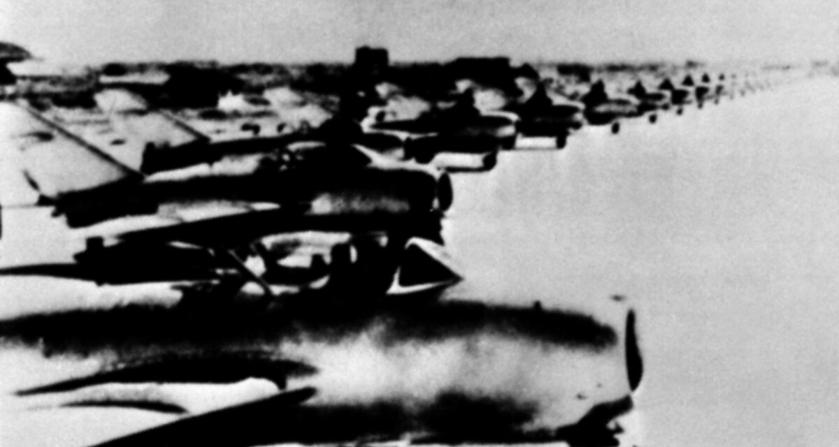 활주로에 늘어선 MiG-15 전투기들
