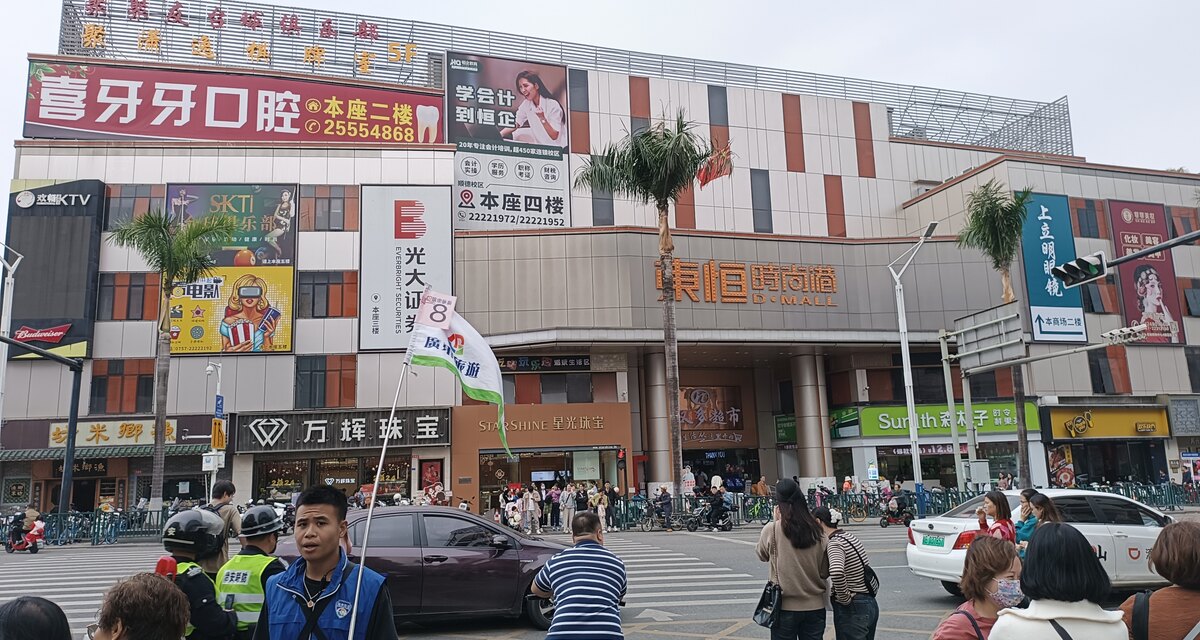 상점이 늘어선 보행자 거리를 걷는 사람들