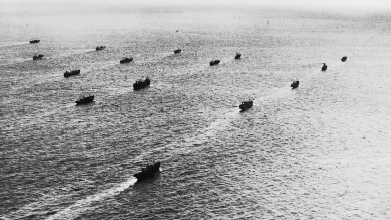 1943년 공중에서 촬영한 영국 호송선단 — 화물선들이 대열을 이뤄 항해하고 있다